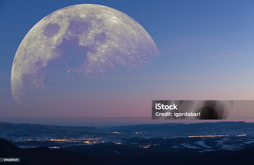 Fantastico panorama di montagna di luna - Foto stock royalty-free di Blu