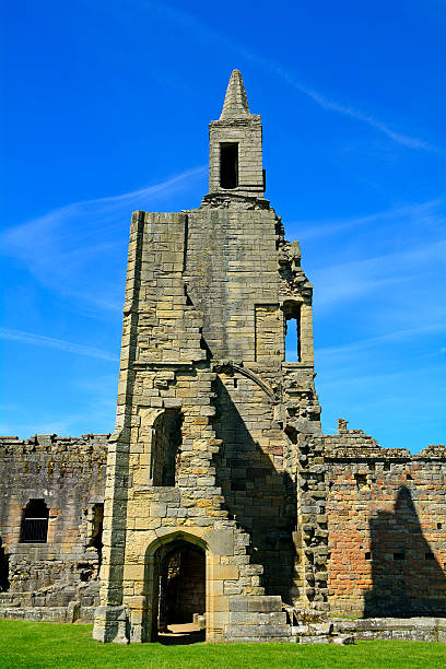 schloss warkworth, england - warkworth castle stock-fotos und bilder