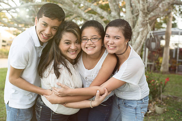 todos juntos para siempre - familia con tres hijos fotografías e imágenes de stock