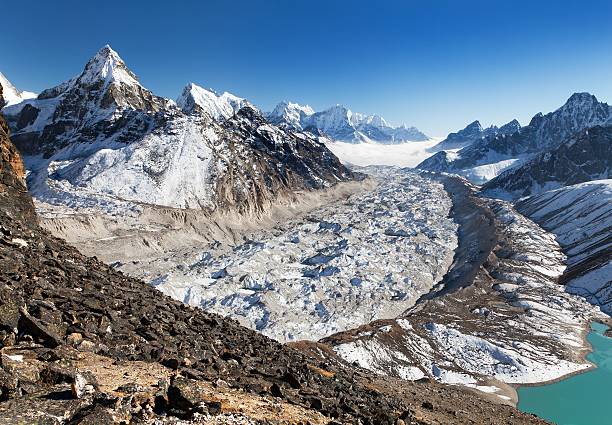 ngozumba glacier, największy lodowiec w great himalayan zakres - cho oyu zdjęcia i obrazy z banku zdjęć