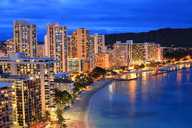 spiaggia di waikiki - waikiki beach foto e immagini stock