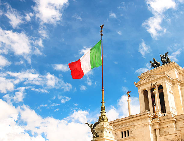 bandera del monumento a victor emmanuel ii.  roma, italia - cityscape venice italy italian culture italy fotografías e imágenes de stock
