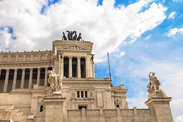 estátuas de um monumento a victor emmanuel ii.  rome, italy - cityscape venice italy italian culture italy imagens e fotografias de stock