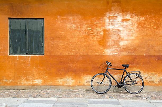 fahrrad gegen helle wand in kopenhagen - brick wall old window brick stock-fotos und bilder