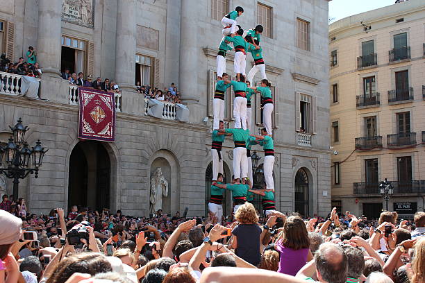 seres humanos tower concurso en barcelona la mercè 2012 (fiesta mayor) - castellers fotografías e imágenes de stock