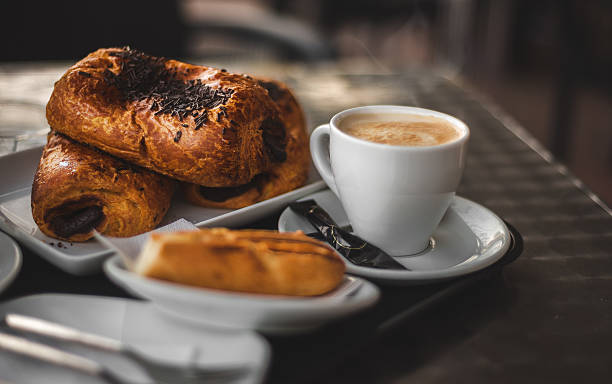 pause-café avec postry. - cafe breakfast coffee croissant photos et images de collection