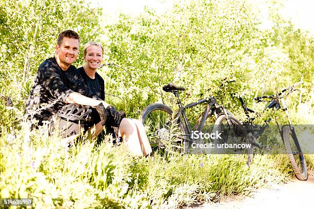 Ciclistas En Reposo Foto de stock y más banco de imágenes de 30-39 años - 30-39 años, Accesorio de cabeza, Actividades recreativas