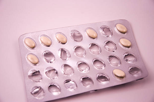 la terapia de reemplazo hormonal pastillas - hormone therapy hrt pill medicine fotografías e imágenes de stock