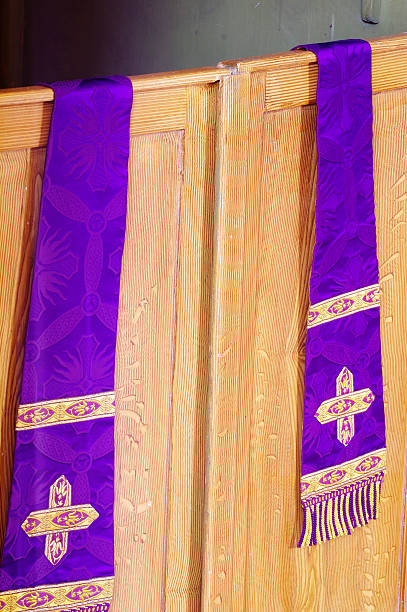 confessional detalle - confession booth church forgiveness wood fotografías e imágenes de stock