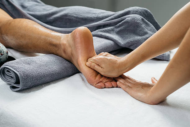타이 마사지 시리즈: 발, 다리 마시지한 - reflexology human foot spa treatment health spa 뉴스 사진 이미지