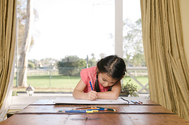 bambina da colorare con matite a casa - outdoors looking at camera little girls child foto e immagini stock