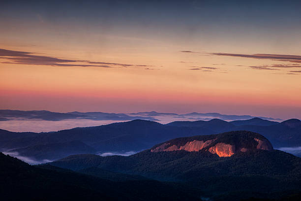 夜明けのガラスの岩を見て - looking glass rock ストックフォトと画像