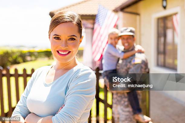 Junge Frau Vor Der Familie Stockfoto und mehr Bilder von Verheiratet - Verheiratet, Militär, Familie