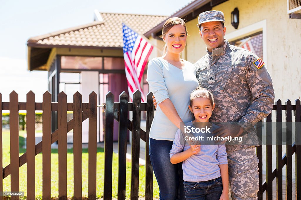 american soldier reunited with family happy american soldier reunited with family outside their home Military Stock Photo