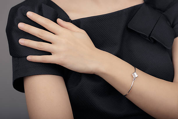 крупным планом детали браслет на руку женщины модели - bracelet стоковые фото и изображения