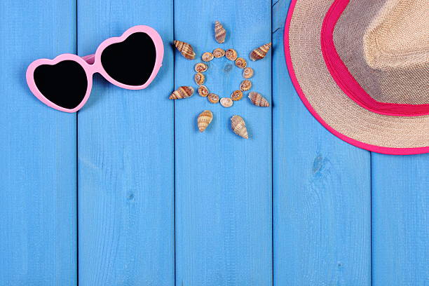 istock Seashells in shape of sun, sunglasses and straw hat 514646034