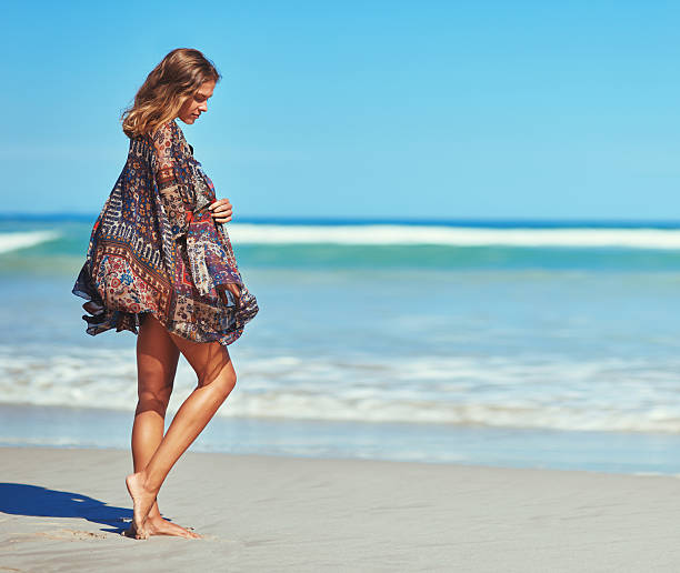 ihr herz für den strand - women sarong beach white stock-fotos und bilder