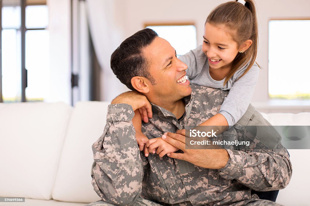 Niña pequeña abrazando a su militar padre - Foto de stock de Ejército libre de derechos