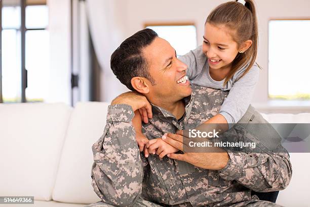 Niña Pequeña Abrazando A Su Militar Padre Foto de stock y más banco de imágenes de Ejército - Ejército, Familia, Veterano de Guerra