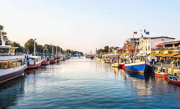 stary port warnemünde - kutter zdjęcia i obrazy z banku zdjęć