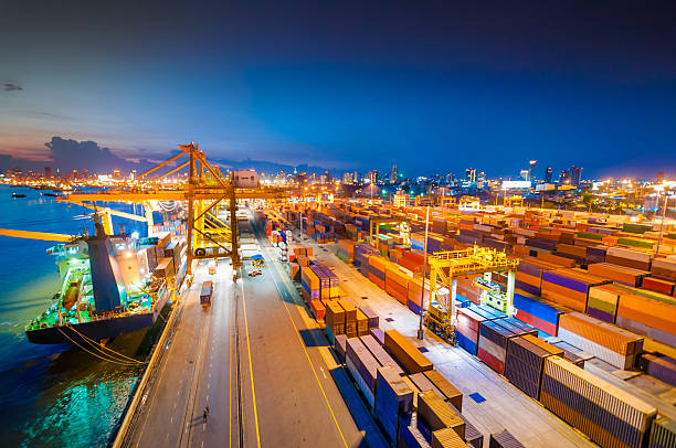 navio de carga no porto ao pôr do sol. - harbor cargo container commercial dock container imagens e fotografias de stock