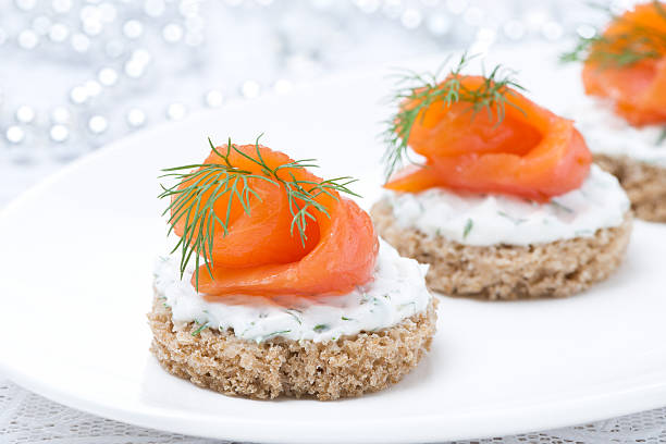 schnittchen mit roggenbrot, frischkäse, lachs und gemüse - canape appetizer gourmet salmon stock-fotos und bilder