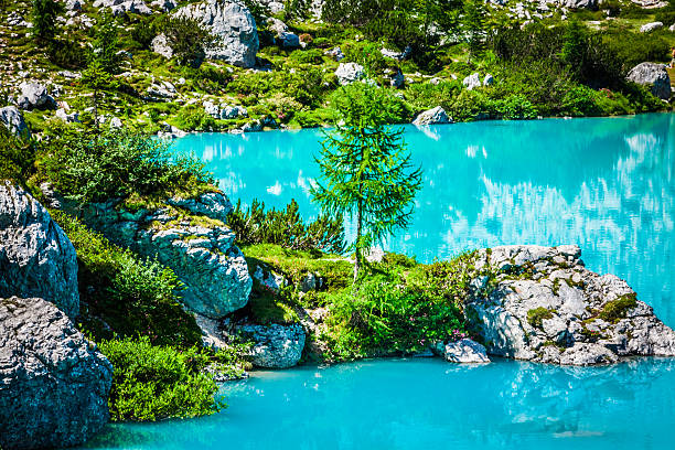 alpin lake sorapis-italienische dolomiten atemberaubende landschaft. - alpin stock-fotos und bilder