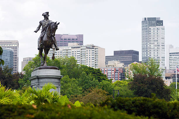 estatua de george washington en jardín público de boston, ma - boston common fotografías e imágenes de stock