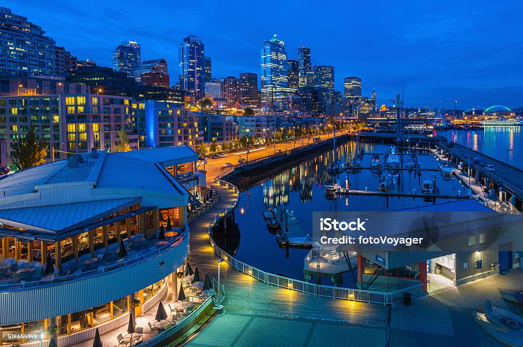 Seattle harborside apartments rascacielos frente al mar de la marina y luminoso Washington - Foto de stock de Seattle libre de derechos