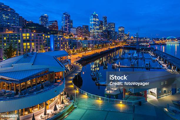 Seattle Harborside Apartments Rascacielos Frente Al Mar De La Marina Y Luminoso Washington Foto de stock y más banco de imágenes de Seattle