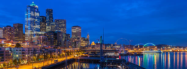 seattle waterfront estação do centro da cidade de arranha-céus e apartments iluminada ao anoitecer - seattle night skyline architecture and buildings imagens e fotografias de stock