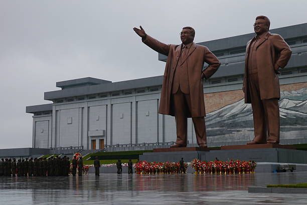 el magnífico monument en pyongyang corea del norte - kim jong il fotografías e imágenes de stock