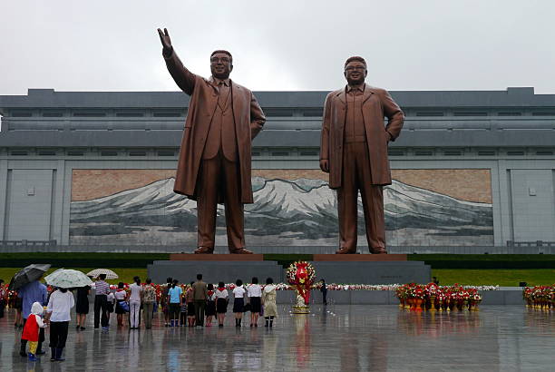 grand monumento en pyongyang, corea del norte - kim jong il fotografías e imágenes de stock