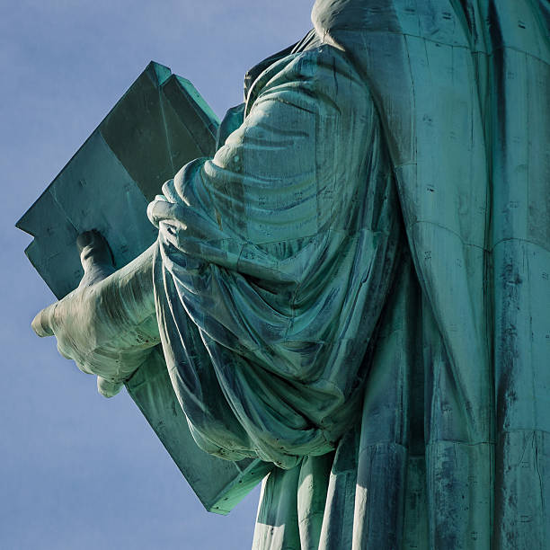 istock Statue of Liberty tablet 514658247