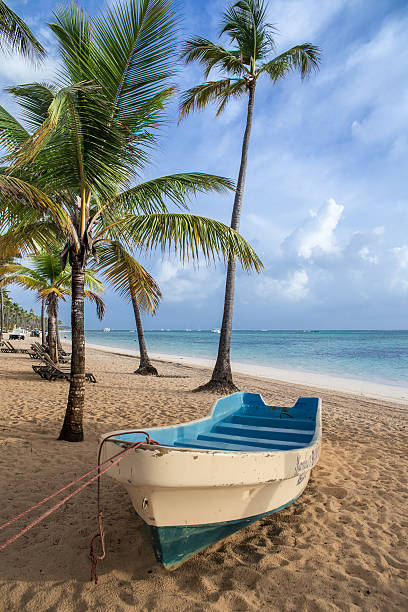 Bateau sur la plage au lever du soleil, de la mer des Caraïbes - Photo