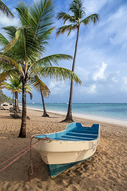 Barca sulla spiaggia, Caraibi alba - foto stock