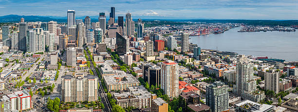 seattle aerial vue panoramique sur les gratte-ciel du centre-ville et le port de washington - columbia center photos et images de collection