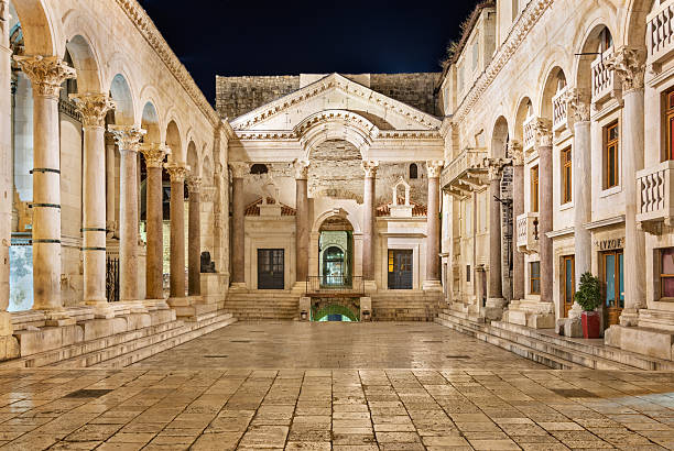 il palazzo di diocletian a notte - ancient column past arch foto e immagini stock