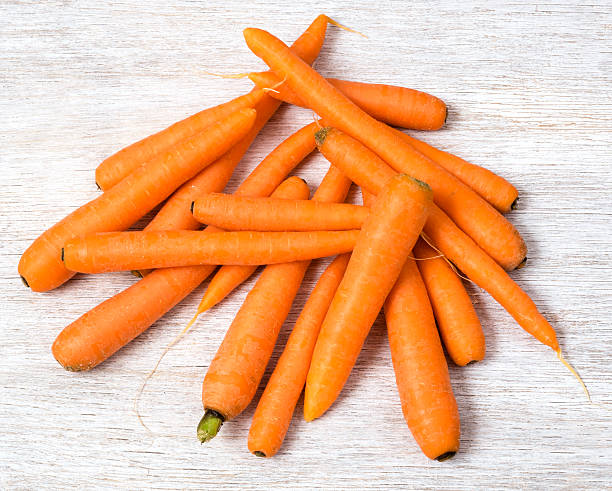 Cтоковое фото Морковь на деревянном фоне