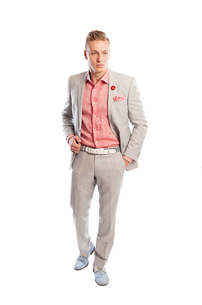 homme en costume gris, tenant la main dans la poche du pantalon - pocket suit close up shirt photos et images de collection