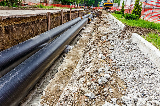 nowo określonych rury w świeżej rów.  niedokończone pipeline - style in a row contemporary black zdjęcia i obrazy z banku zdjęć