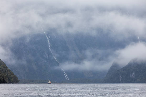 rainny dia, milfordsound e com nevoeiroweather forecast - flowing nature new zealand uncultivated imagens e fotografias de stock