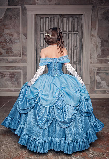 linda mulher de vestido azul medieval, voltar - princess hairstyle baroque style women - fotografias e filmes do acervo