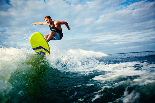 surfing - surfing surf wave men stock-fotos und bilder