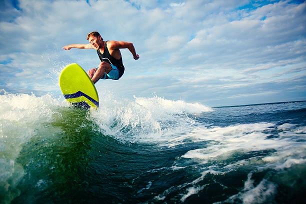 surf - surfing surf wave men foto e immagini stock