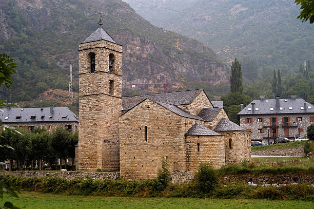 romanische kirche sant feliu barruera, katalonien, spanien - vall de boi stock-fotos und bilder