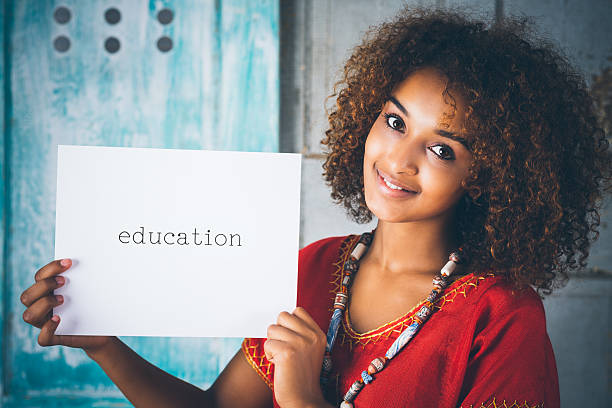 piękny młody african kobieta gospodarstwa znak "edukacji" - african descent confidence african culture education zdjęcia i obrazy z banku zdjęć