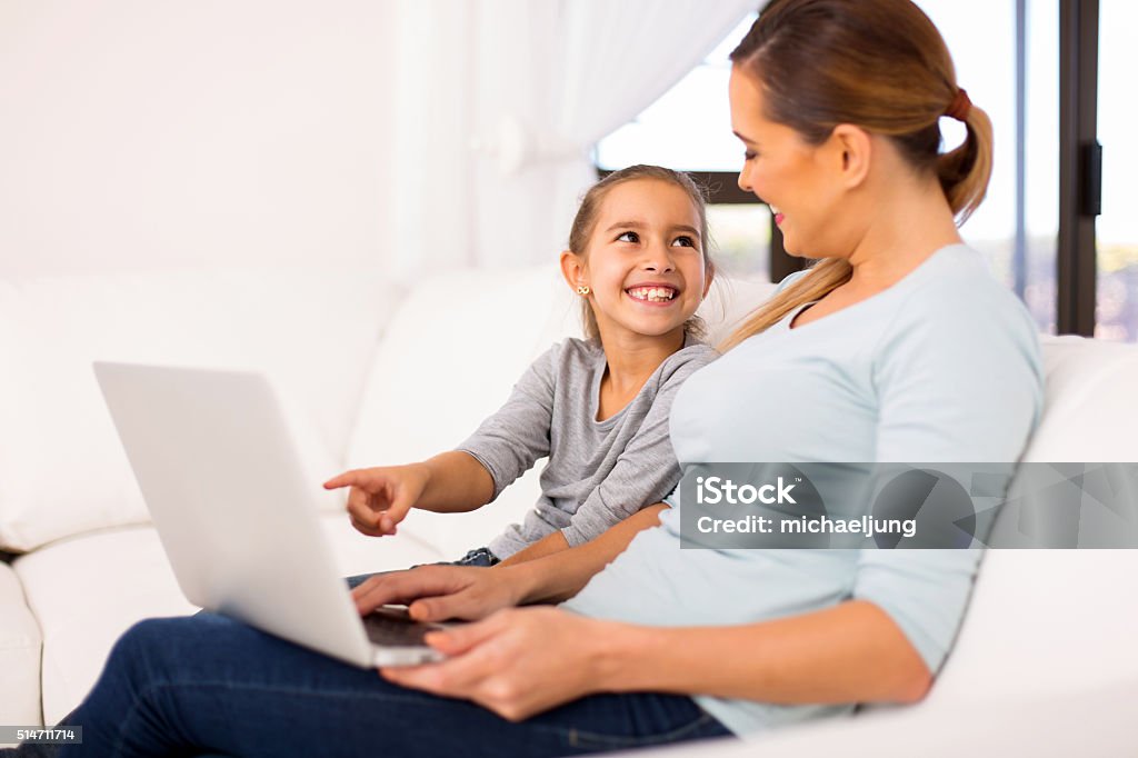 Mutter und Tochter mit laptop-computer - Lizenzfrei Alleinerzieherin Stock-Foto