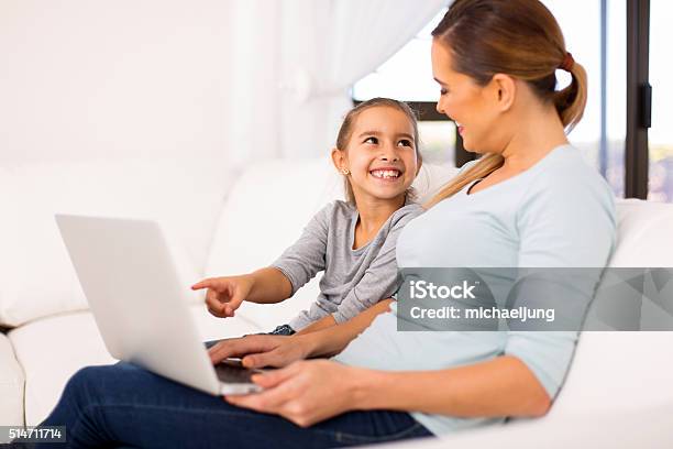Mutter Und Tochter Mit Laptopcomputer Stockfoto und mehr Bilder von Alleinerzieherin - Alleinerzieherin, Aussuchen, Blick in die Kamera