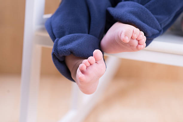 Grande plano pé de bebê - fotografia de stock